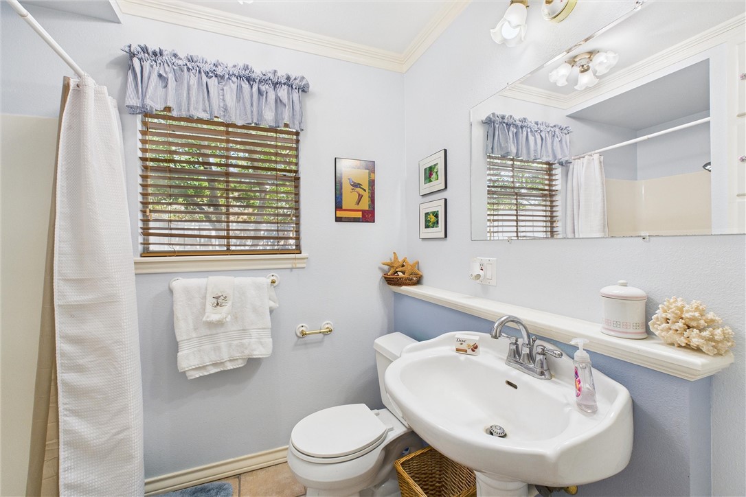 718 N Live Oak St Property Photo 36