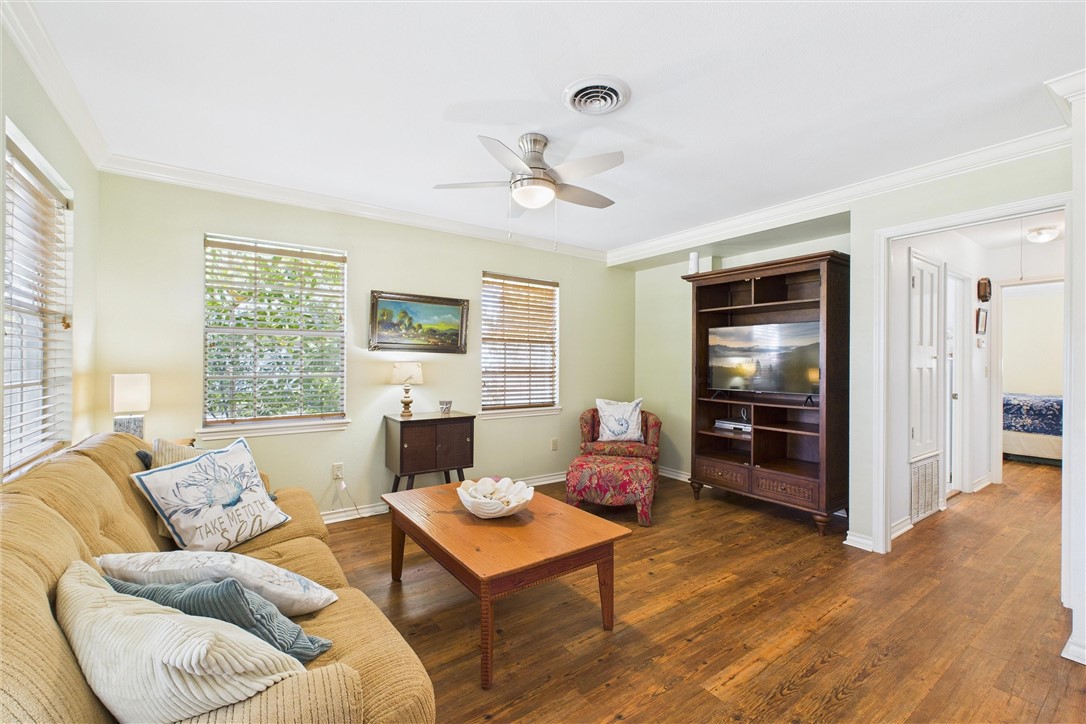 718 N Live Oak St Property Photo 38