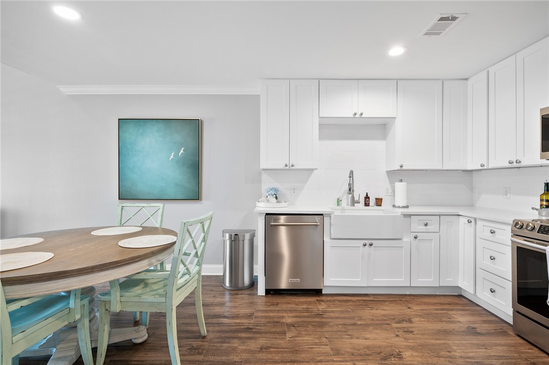 911 Sandollar St Property Photo 8