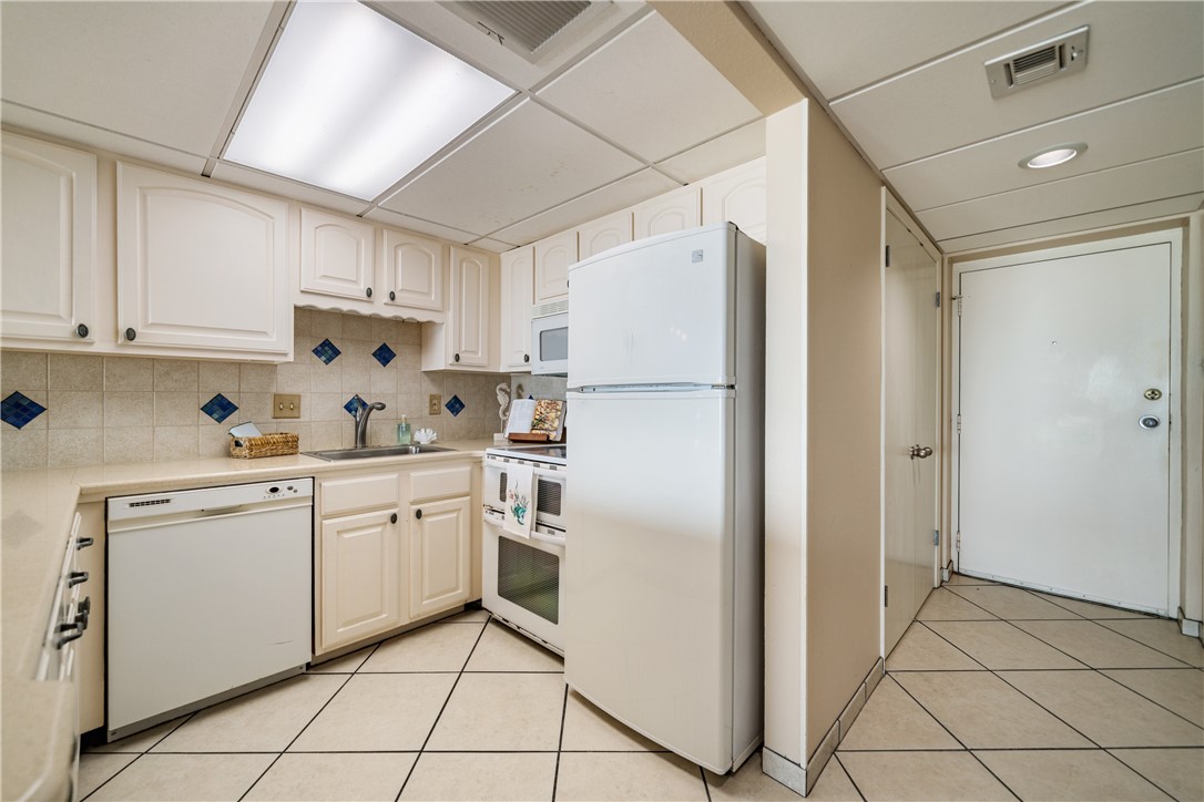 202 Reef Ave 302 Property Photo 5