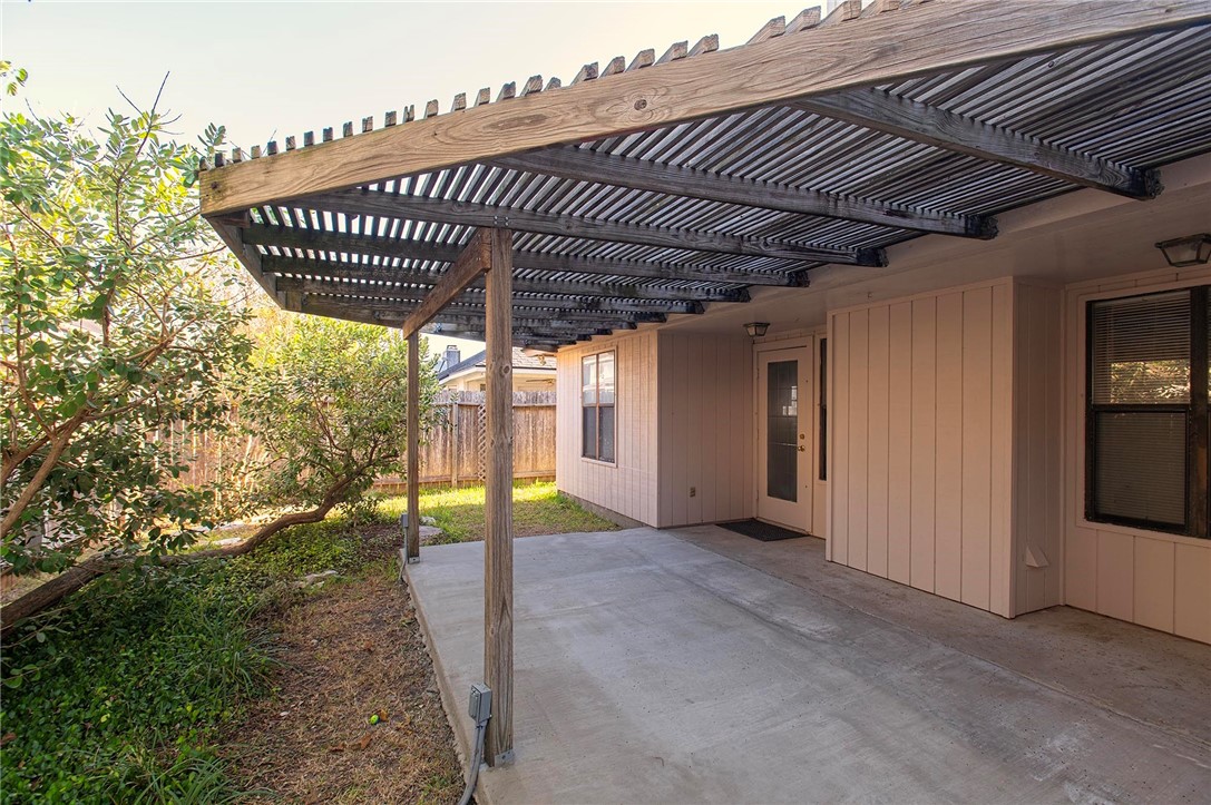 7029 Sun Wood Dr Property Photo 2