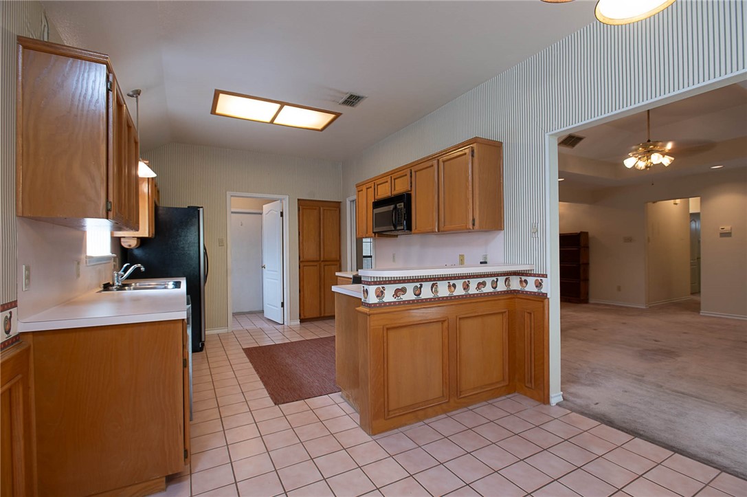 7029 Sun Wood Dr Property Photo 3