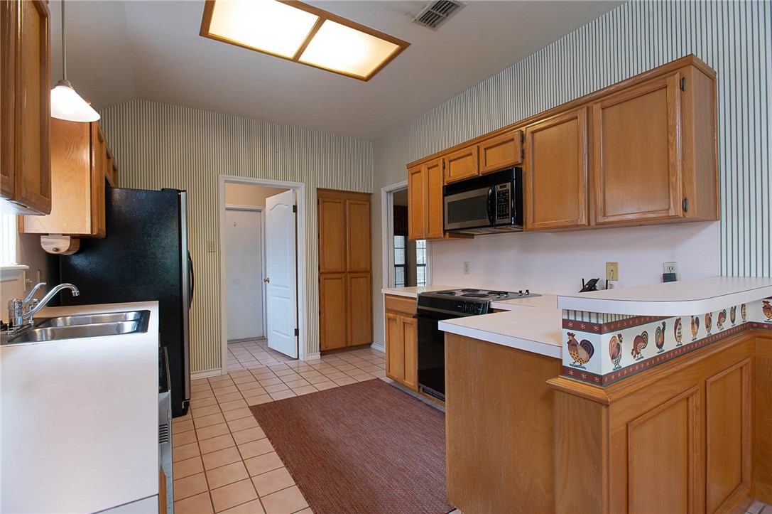 7029 Sun Wood Dr Property Photo 4