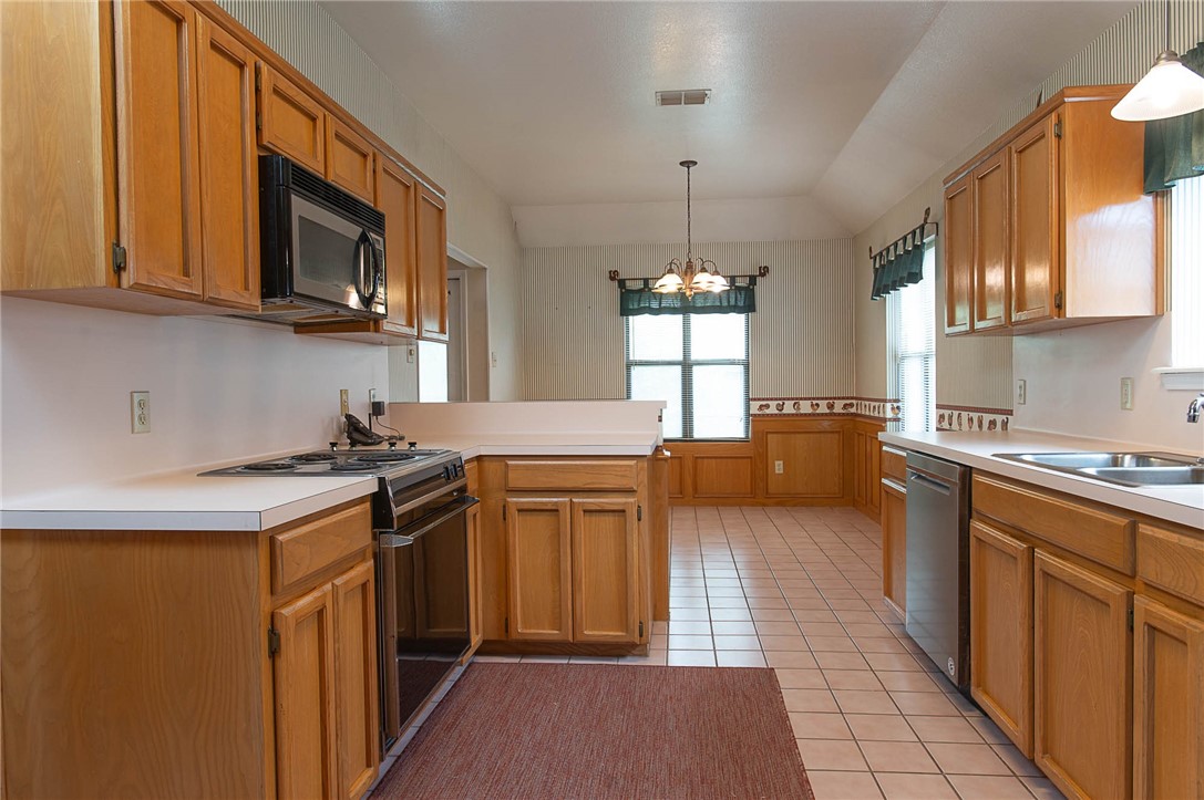 7029 Sun Wood Dr Property Photo 7