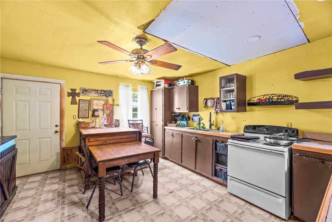 310 E 2nd St Property Photo 6