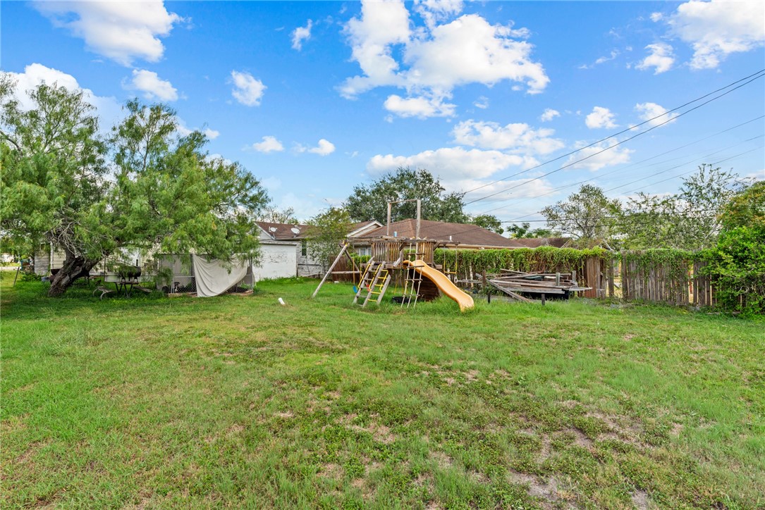 310 E 2nd St Property Photo 13