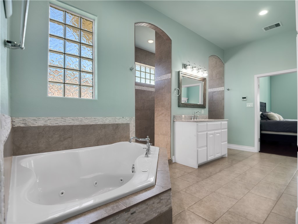 6209 Lago Vista Dr Property Photo 22