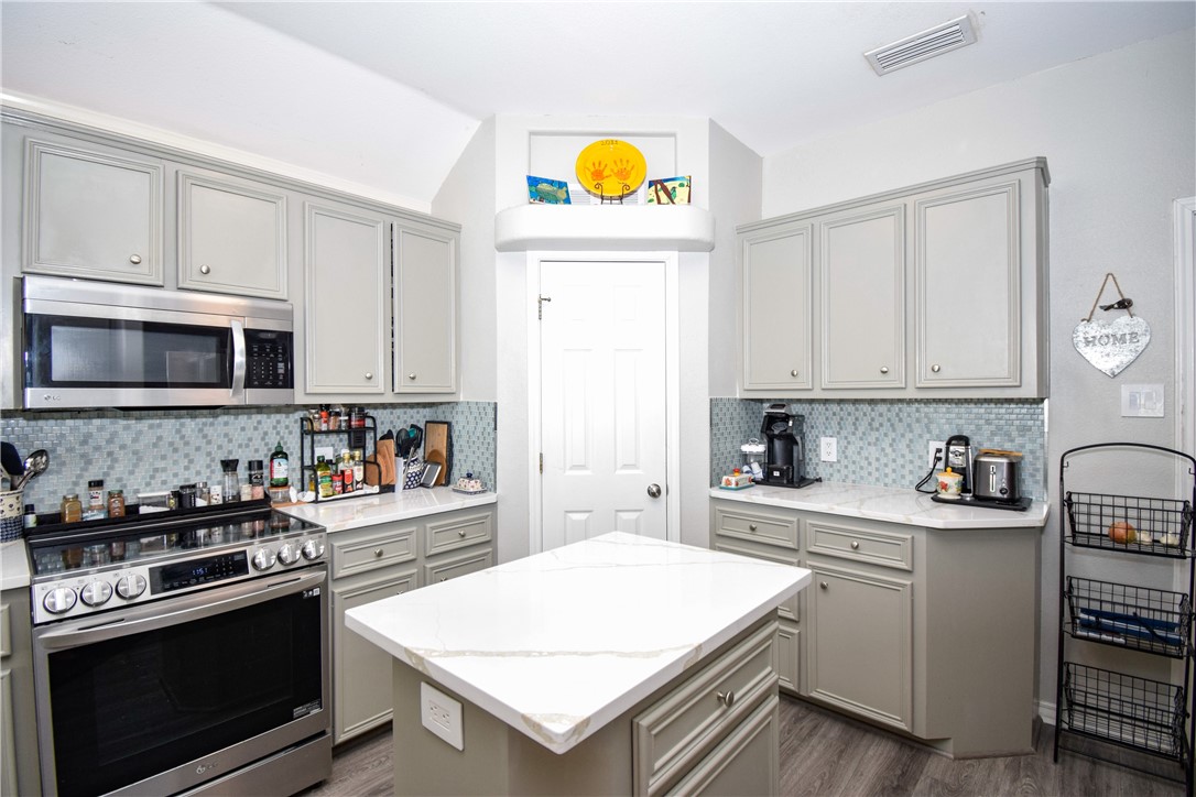 13850 Eaglesnest Bay Dr Property Photo 12