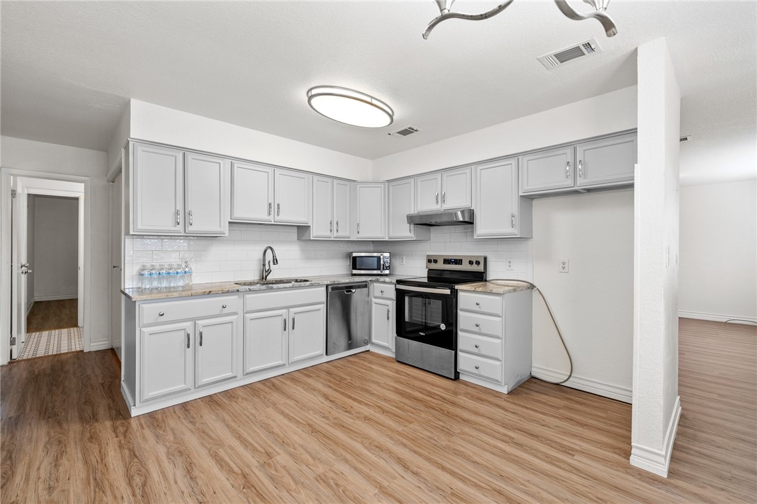 2551 Poinsetta Property Photo 2