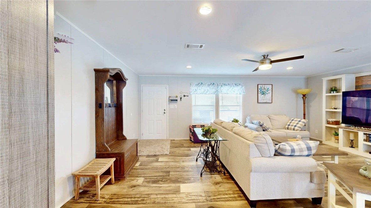 130 Hawkins Dr Property Photo 4