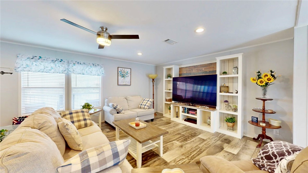 130 Hawkins Dr Property Photo 5