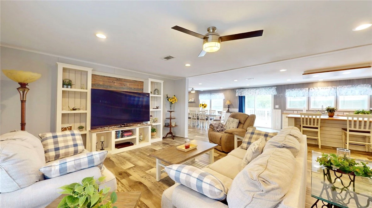 130 Hawkins Dr Property Photo 6