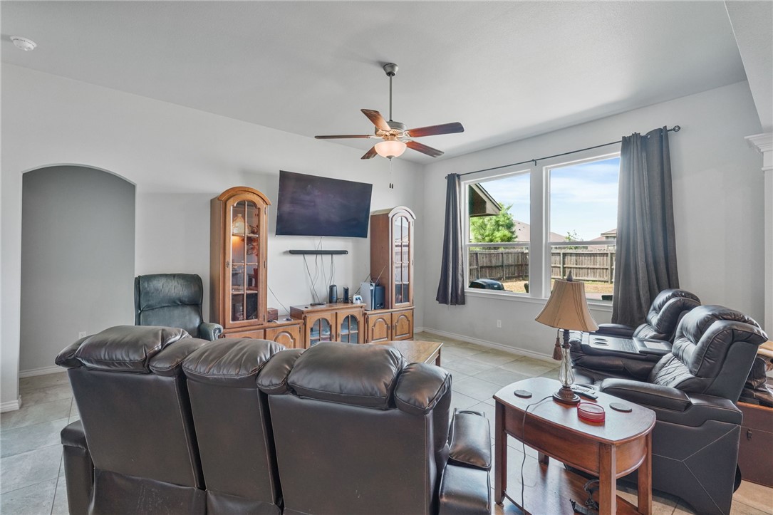 9422 English Oak Dr Property Photo 4