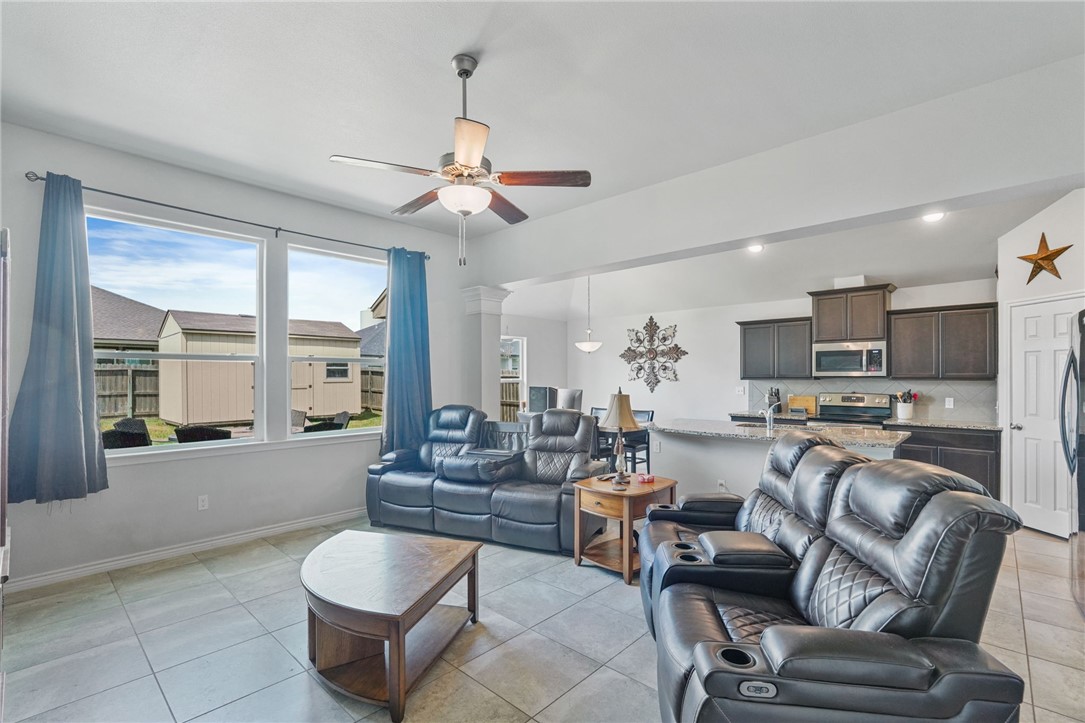 9422 English Oak Dr Property Photo 5