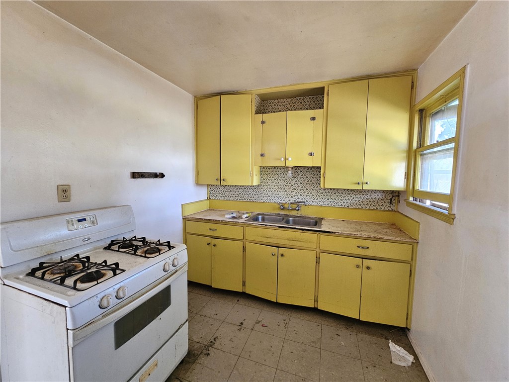 2985 Sunset Dr Property Photo 4