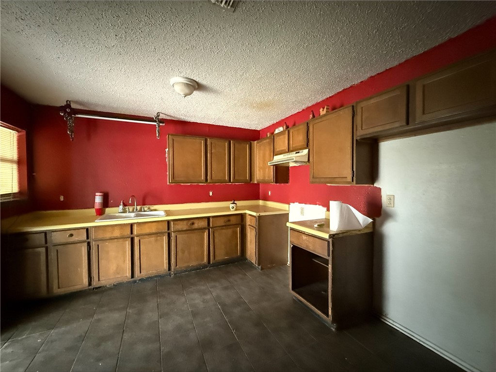 805 Continental Dr Property Photo 3