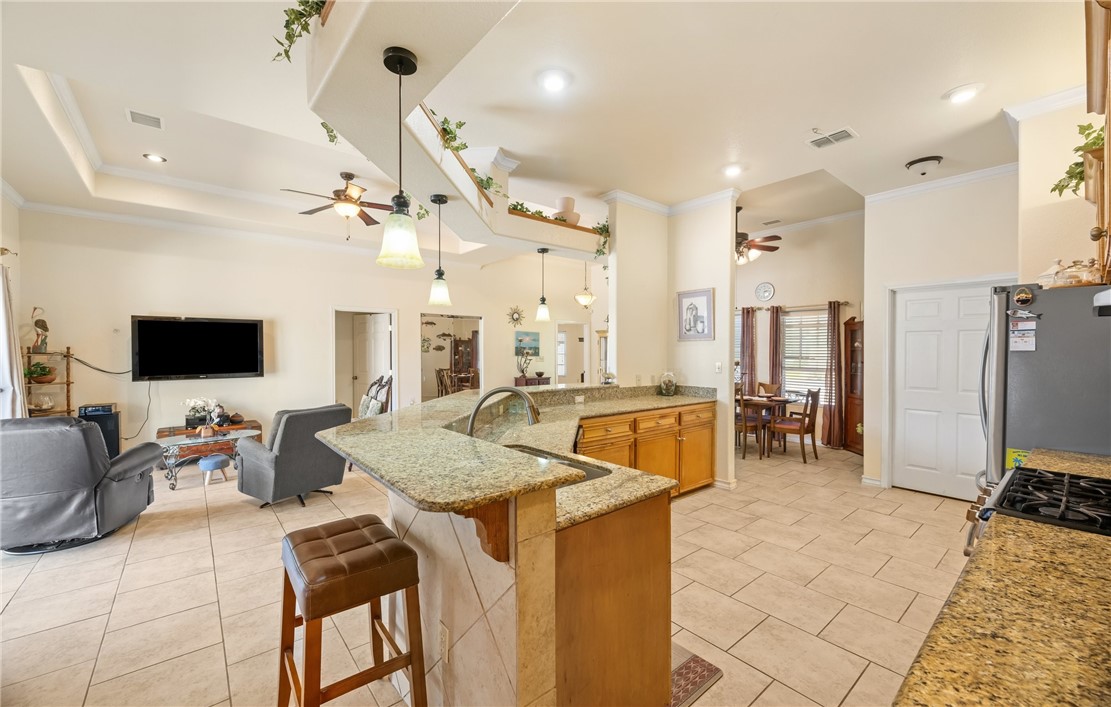 15706 Finistere St Property Photo 3