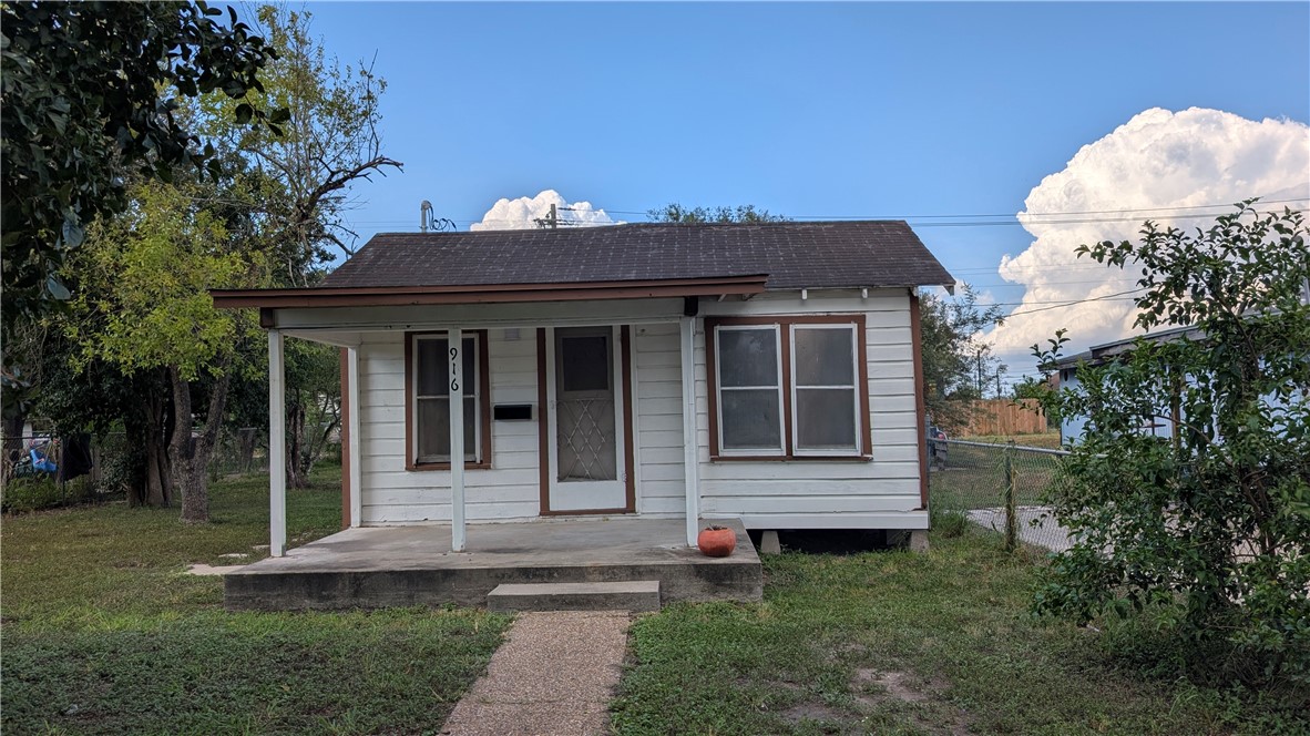 916 E Henrietta Ave Property Photo 2