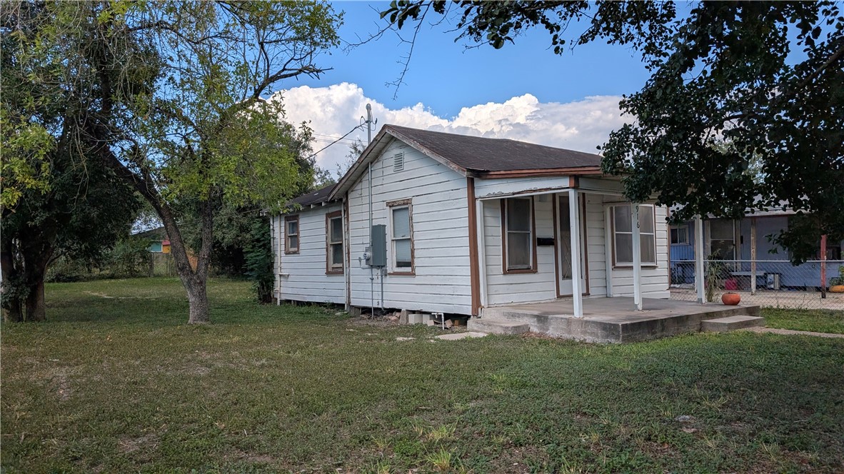 916 E Henrietta Ave Property Photo 3