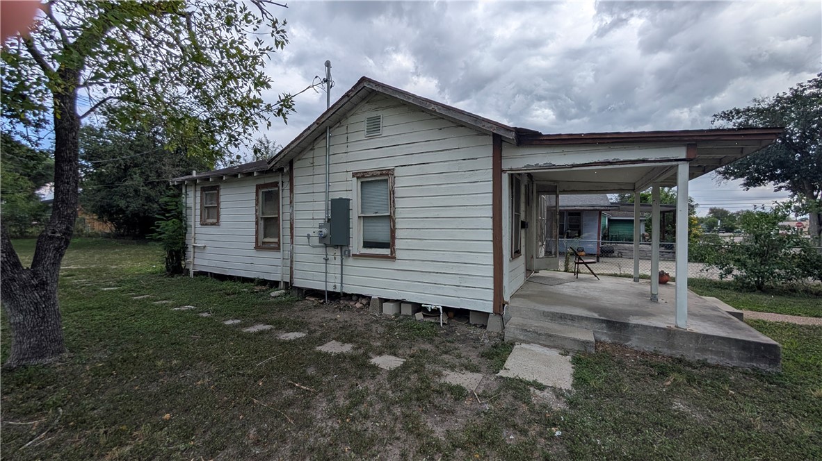 916 E Henrietta Ave Property Photo 4