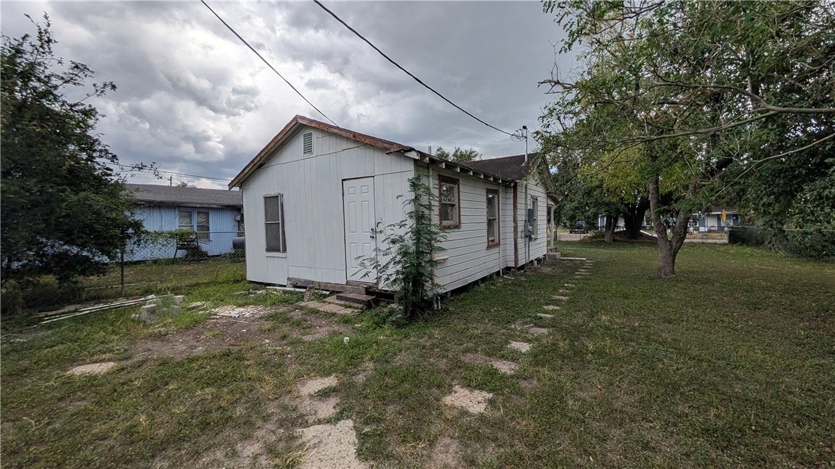 916 E Henrietta Ave Property Photo 5