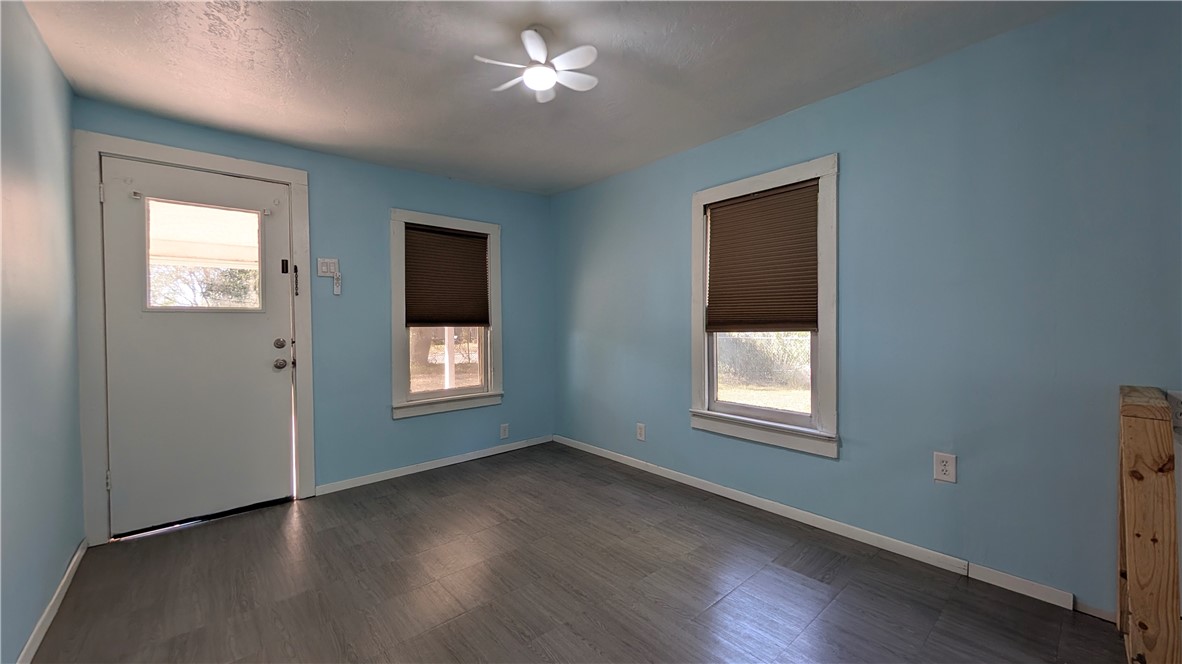 916 E Henrietta Ave Property Photo 6