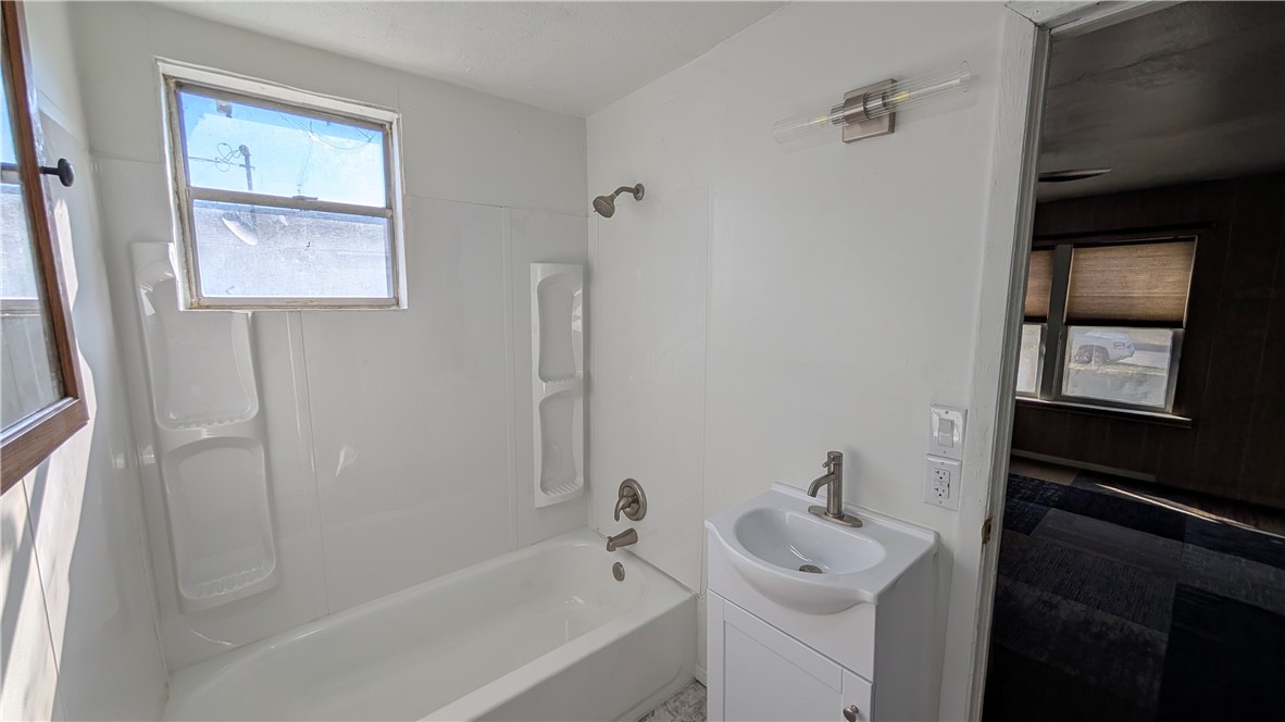 916 E Henrietta Ave Property Photo 18