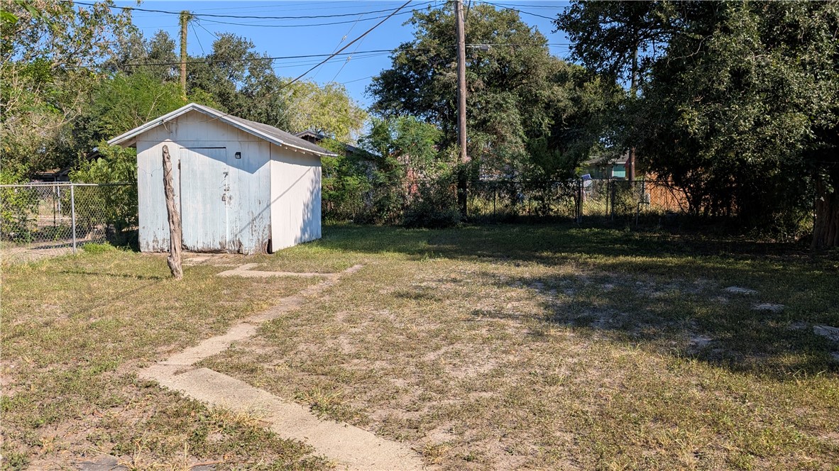 916 E Henrietta Ave Property Photo 24