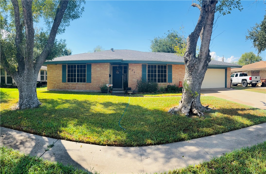 923 Lyndale St Property Photo 1