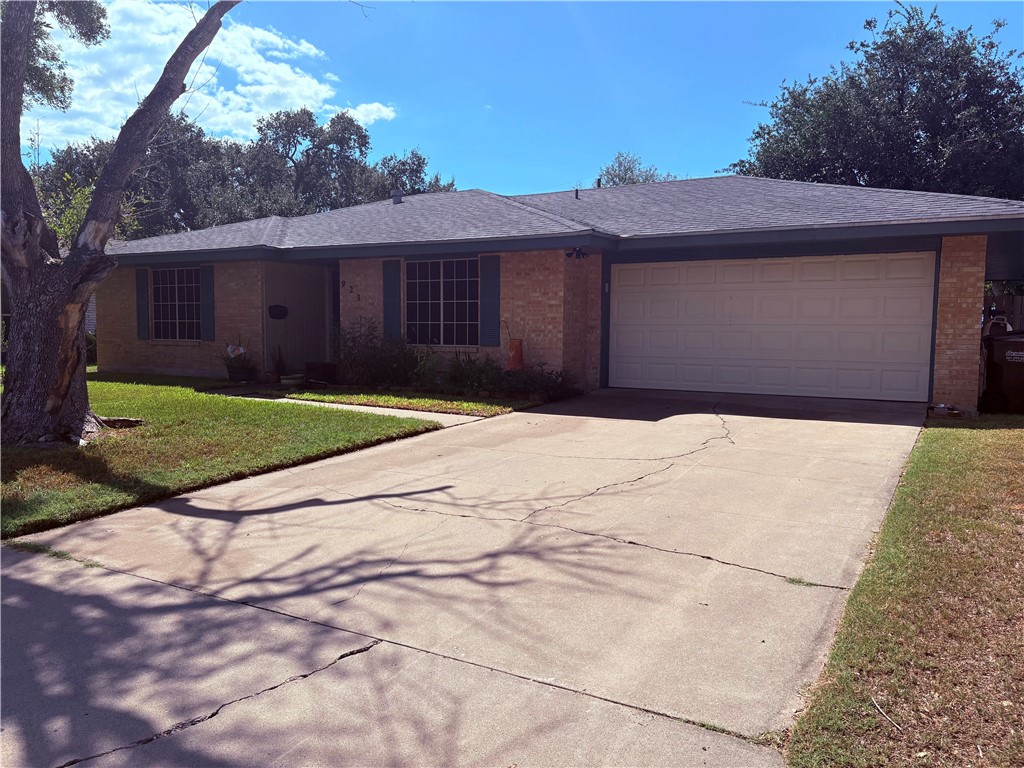 923 Lyndale St Property Photo 3