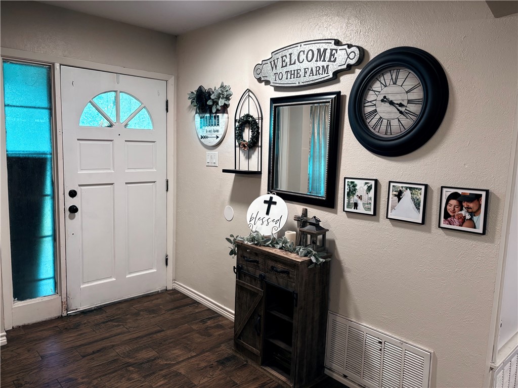 923 Lyndale St Property Photo 4