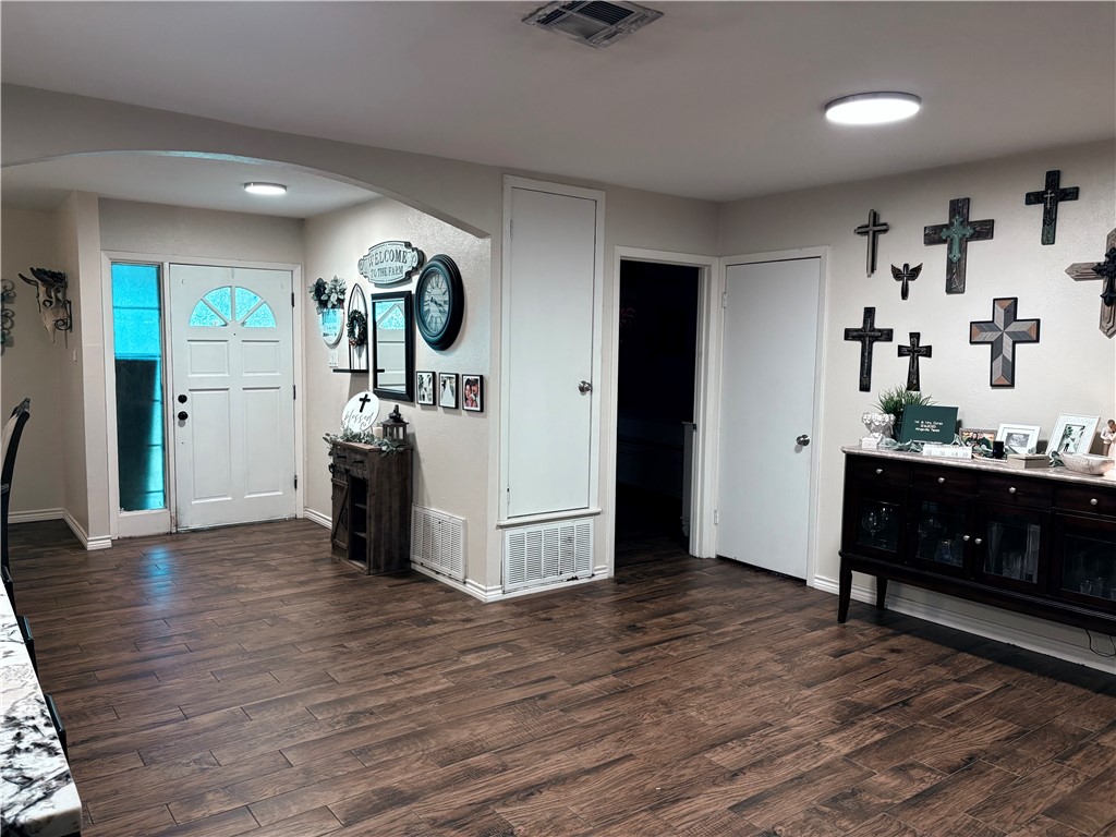 923 Lyndale St Property Photo 6