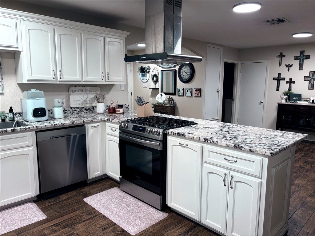 923 Lyndale St Property Photo 9