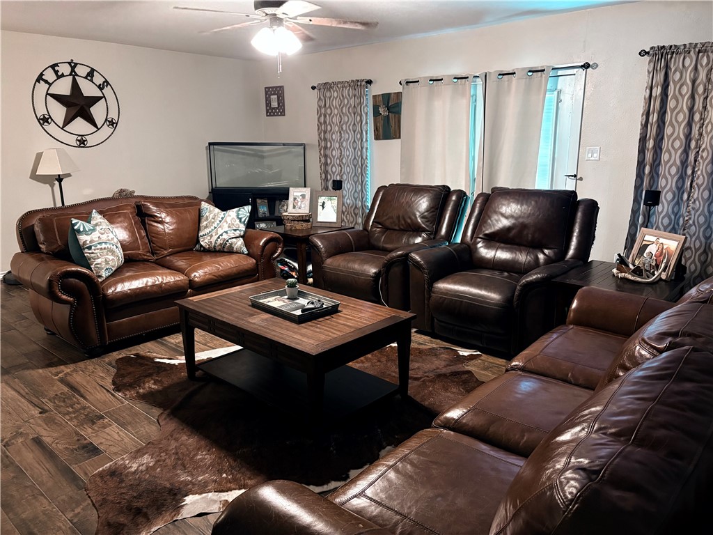 923 Lyndale St Property Photo 16