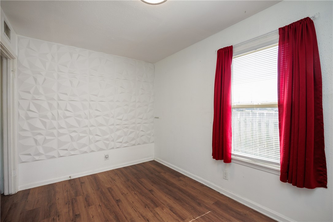 1002 Waldron Property Photo 27