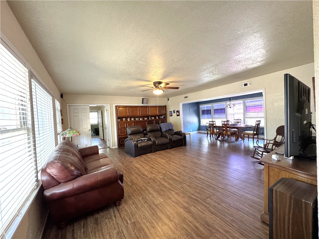 1202 Brentwood Dr Property Photo 3