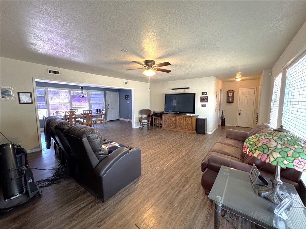 1202 Brentwood Dr Property Photo 4