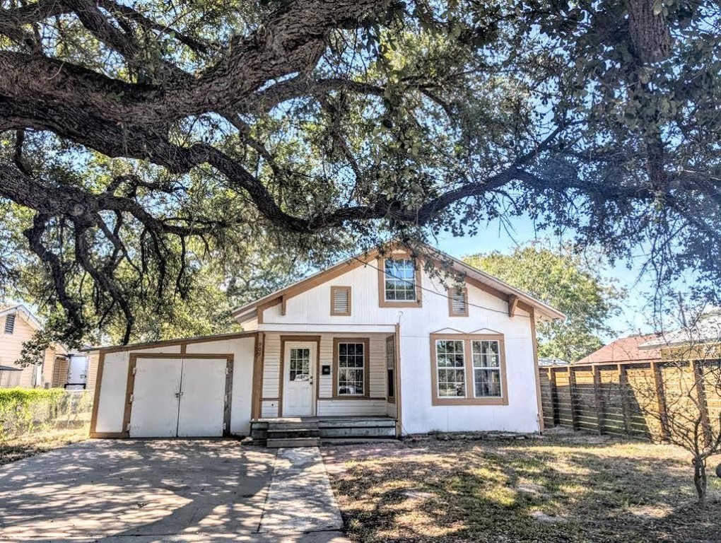 909 N Live Oak St Property Photo 1