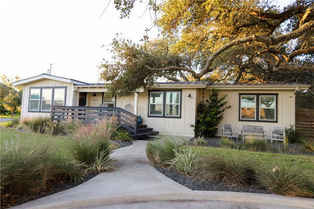 1502 Victoria Ave Property Photo 1