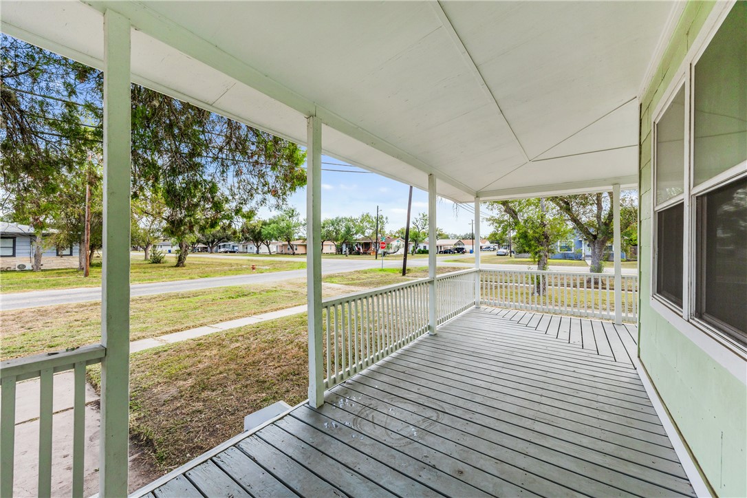 113 E 6th St Property Photo 4