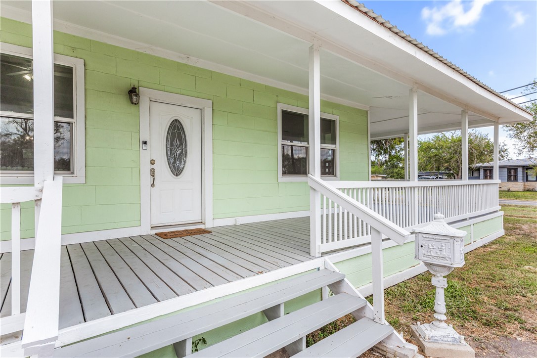 113 E 6th St Property Photo 5