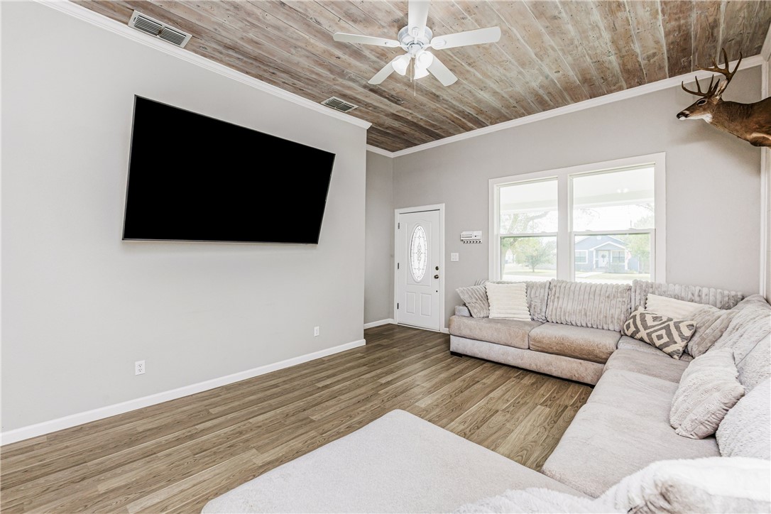 113 E 6th St Property Photo 8