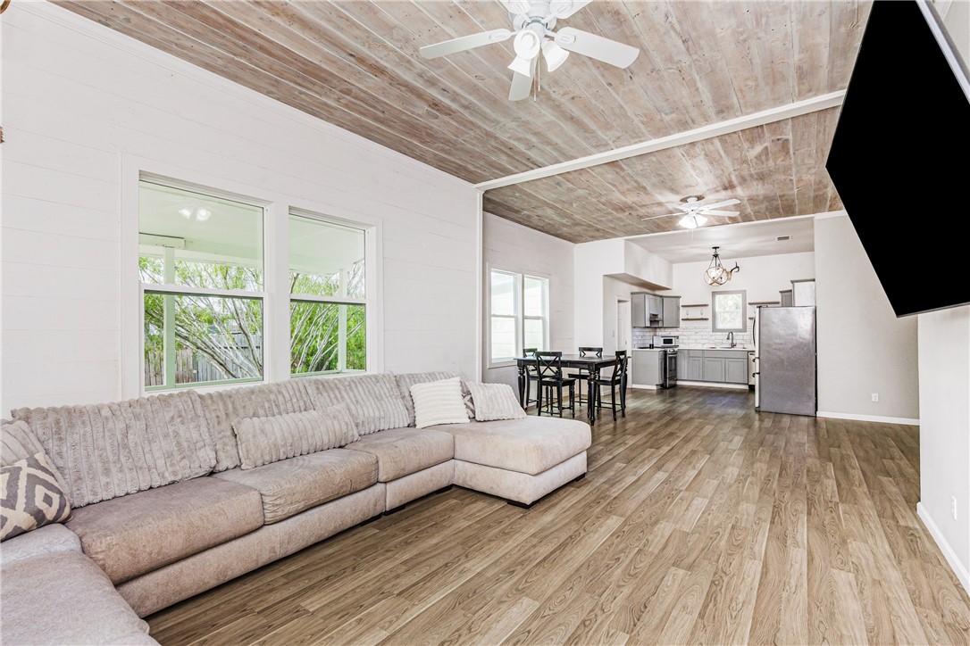 113 E 6th St Property Photo 9