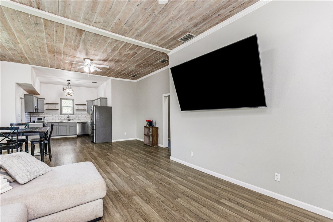 113 E 6th St Property Photo 10