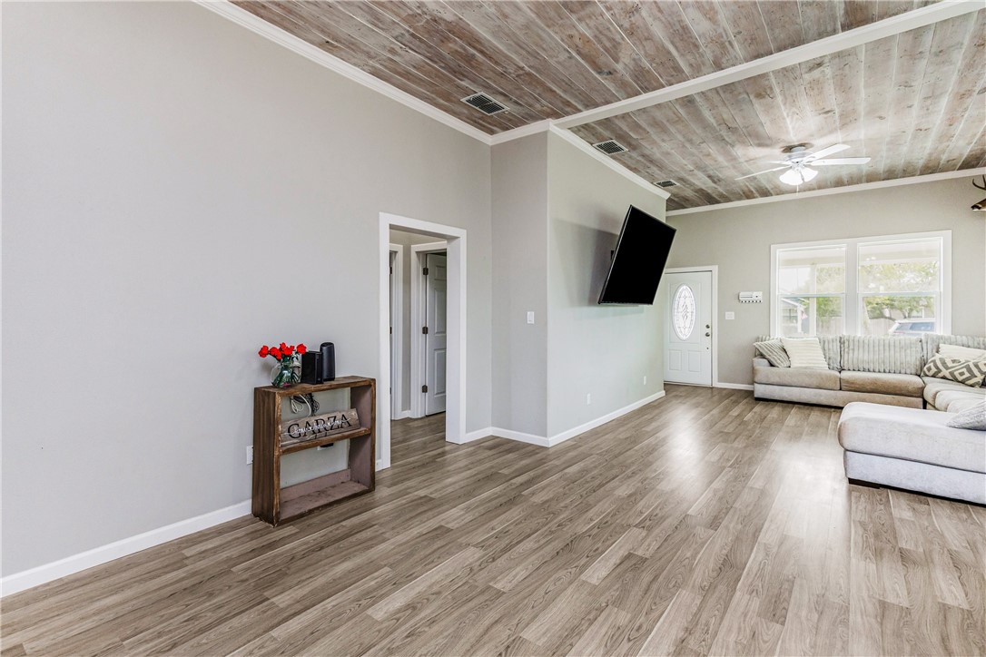 113 E 6th St Property Photo 11