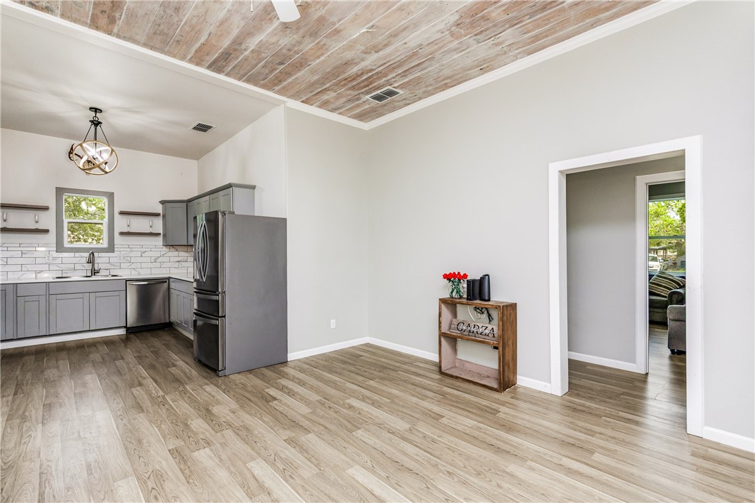 113 E 6th St Property Photo 14