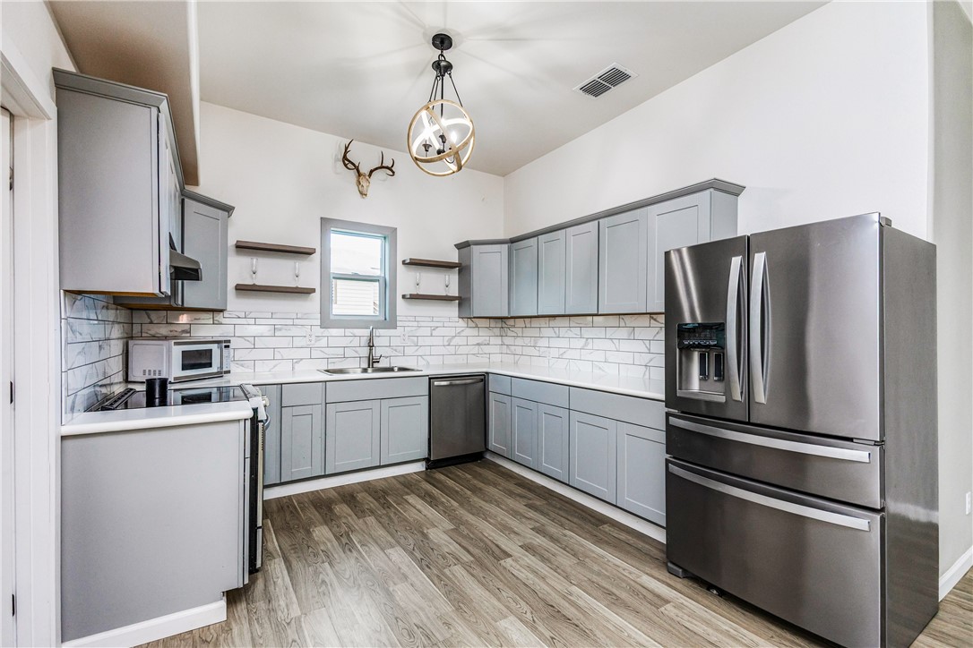 113 E 6th St Property Photo 16