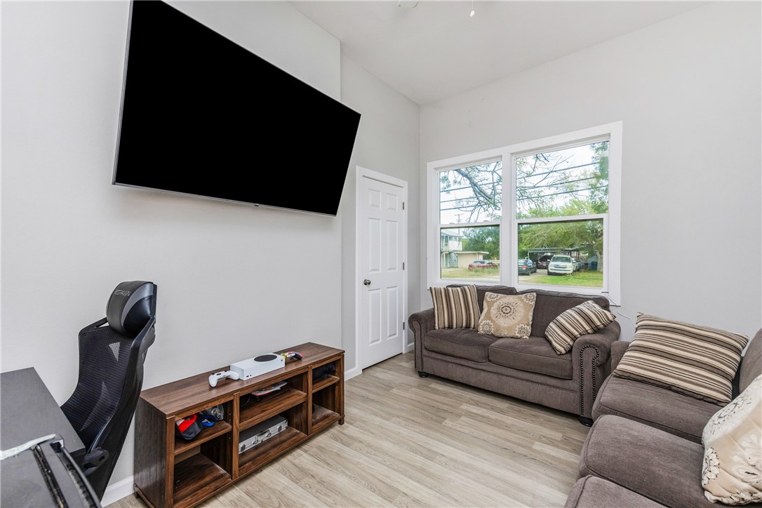 113 E 6th St Property Photo 34