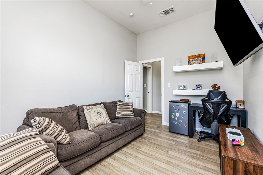 113 E 6th St Property Photo 35