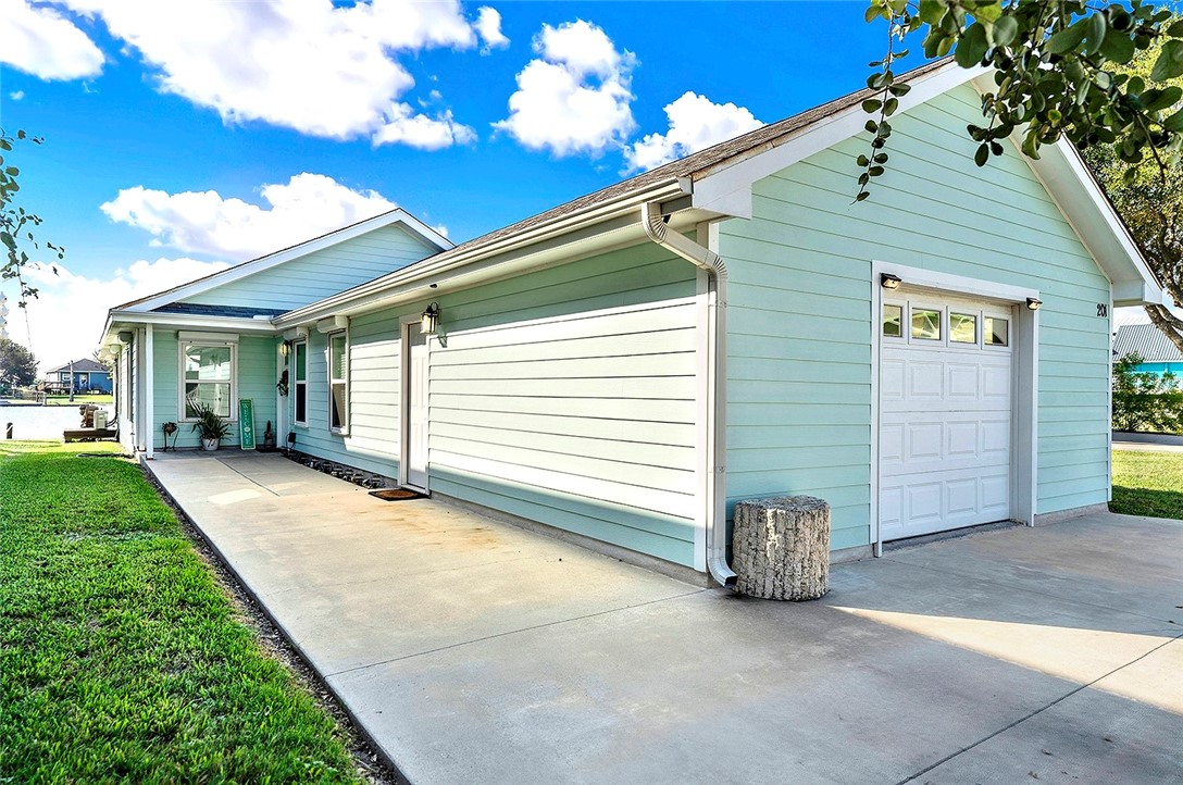 201 Ridge Harbor Dr Property Photo 1